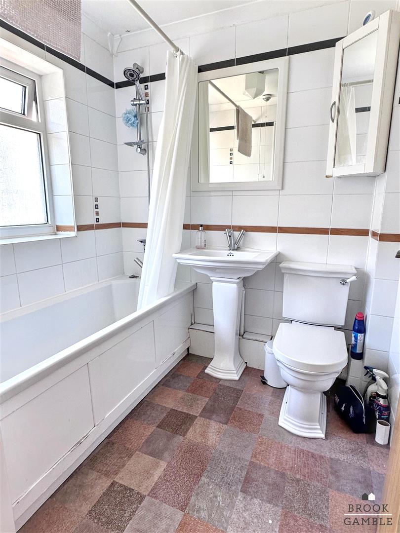 3 Bedroom House. Abbey Road in Eastbourne,  16